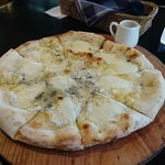石窯工房 - ４種のチーズピザ