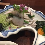 鳥田中 - もちろん写しですが古染付向付に綺麗に盛り付けられたお造り　これがお通しとはあり得ないでしょう！？