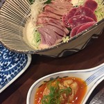 鳥田中 - 湯引きしたお造りです　なんて綺麗なお皿なんでしょう　砂肝なんてピカピカ＆コリコリです！