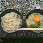 須崎食料品店 - 駐車場の縁石の上で食べる