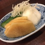 鳥田中 - 焼鳥前が終わるとお新香が供されます　もちろん自家製　生姜の細切りが糸のようで口直しにぴったり