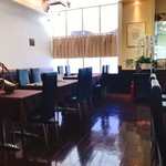 三栗 - 落ち着いた店内とテーブル席