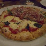 エンボカ - マルゲリータとプロシュート　ハーフ＆ハーフ