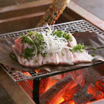 どったんばっ炭 - 料理写真:一押し！いろんな食材でアレンジした、どったんばっ炭流　朴葉（ほおば）焼き　