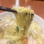 美山飯店 - 麺は細麺、量はかなり多い。