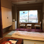 ホテルうづらや - お部屋。姨捨の棚田ビュー。棚田で野焼きしてるのでモクモク。。