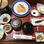 ホテルうづらや - 朝食。鍋は湯豆腐。