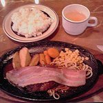 【本日の日替わりランチ】ベーコンハンバーグ：１０５０円（税込）【２０１８年９月撮影】