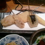 Kushitei - 牛ミンチ～豚へれ～茄子～白身魚～ヤングコーンの5種類の串揚げ。