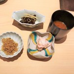 新ばし 星野 - 絶品の松坂牛の時雨煮、お漬物、じゃこ、赤汁