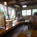 Te Uchi Ra Mem Benibana - 窓際ぐるっと小上がり、厨房手前がブルテー席な店内。