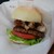 ハンズバーガー - ①。薫香たなびく本格豚肉の塩漬け燻製とニグの均衡、焙菱餅とともに齧り切ればもうソコは夢の国（ばｋ