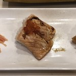 寿司の美登利 - サーモン三巻
      