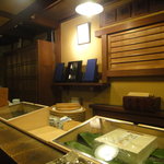 Ueda - カウンター五席と奥の座敷のみ