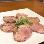 桔梗苑 本店 - 『タン塩』￥１,090円   期待以上のタンです。タン芯を贅沢に使っていて厚みもある分、かみごたえもあり塩も効いています。