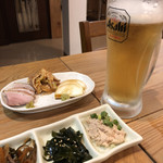 吉まぐれ屋 - 後方の三品盛りはセット用の小サイズです。