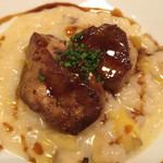 ラ・ベットラ・ダ・オチアイ ナゴヤ - リゾットに載せられたフォアグラのソテーのアップ