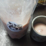 矢ﾉ目糀屋 糀屋カフェたんとKitchen - いちごの甘酒　冷凍品で、なめらかに裏ごしされた状態でうっすらピンク色をしているミャ