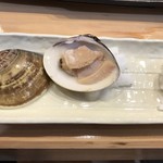 つきぢ神楽寿司 - 焼きハマグリ。