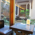 鍵善良房 - 中庭の白壁の蔵