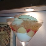 ビストロ　アギャット - 桃のコンポート側面