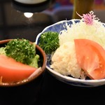 とん唐てん - サラダ（左：黒い親子丼、右：上ヒレかつ定食）