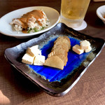 八咫烏 - ・いぶりがっことチーズ（せんべろのおつまみ）
・濃厚胡麻ダレ棒々鶏（せんべろのおつまみ）