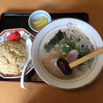 六文亭 - シンプルチャーハン美味しい、そんなにこってりでは無いこってりラーメンでした。