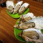 漁家本家 - 能登半島産の大粒の蒸し牡蠣