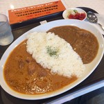 J&T AIGAKE CURRY  - （左）⑦タイビーフペナンカレー（右）①呉海軍潜水艦チキンカレー