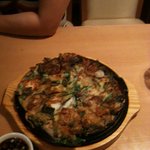 あかり - 具沢山の海鮮チヂミ！　鉄皿で提供。　美味しさをいつまでも。