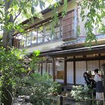 山ばな平八茶屋 - 中庭の母屋のお座敷
