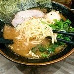 武道家 - ピンぼけ！麺湯切り平ざるモチモチ感半端ないですよﾊﾊｯ♪