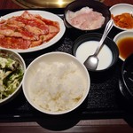Yakiniku Okuu - 国産牛カルビ&日替わりランチ850円全景