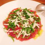 ヴェッキオ コンヴェンティーノ - 馬肉のカルパッチョ ルコラとパルミジャーノチーズがけ  1200円