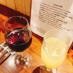 ヴェッキオ コンヴェンティーノ - サングリア  500円(左)、特製 レモンとオレンジのサワー  450円(右)