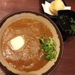香川 一福 - カレーうどん。
      褐色のカレーを背景に角切りバターがなんともそそる。