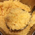 香川 一福 - 卓上の天かす。
      肌理が細かくて、油質の良さを感じる香りと軽さ。