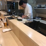 焼鳥 谷口 - 店主皮打ち中