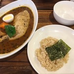 カレー食堂 心 - 骨付きチキンのスープカレー(1230円)