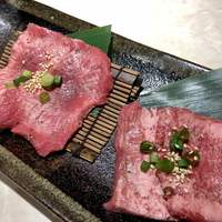 完全個室 牛の達人 秋葉原店 - 左から極上タン、上タン