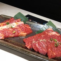 完全個室 牛の達人 秋葉原店 - 左からカルビ、ロース