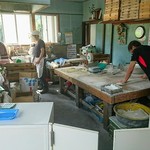 三嶋製麺所 - うどんをうつ