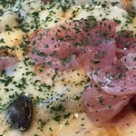 パスタアンドプディング ココロ - 生ハムピザのアップ