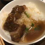 施記 - 豚足煮込みと米の相性がヤバイ