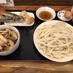 駕籠休み - きのこ汁うどん並もりと茄子天とちくわ天（家内とシェアしたため半分）、温泉卵