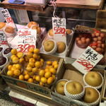 駕籠休み - 店内レジ付近では果物が安く売ってました。