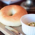 スケロク ダイナー - 【[モーニングセット]3Fマニュファクチュアのベーグルと、自家製グラノーラとミルクのセット（コーヒー付）@税込800円】ベーグル