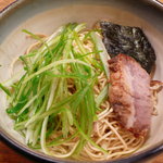 立ち呑み ちゃぼ - 特注の麺を使用した酒のつまみにもなる『油そば』。