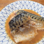 立ち呑み ちゃぼ - 定番のお惣菜『サバ味噌煮』。
